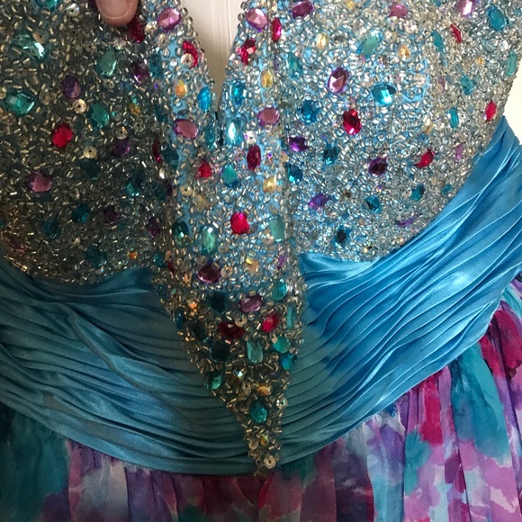 PROM DRESS - Picture 3 of 8